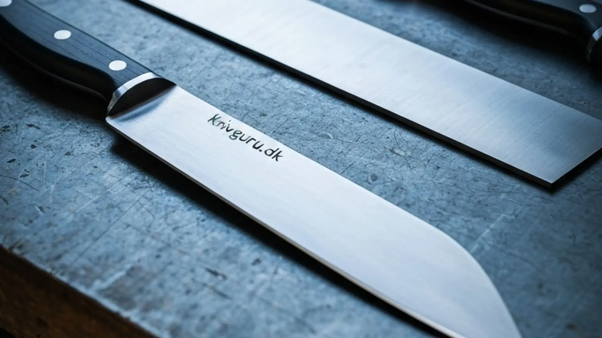 Damaskus kniv 2026 – guide til stål, lag og hårdhed | Knivguru.dk