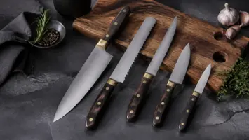 Knivsæt med kokkekniv, brødkniv, forskærerkniv, universalkniv og urtekniv
