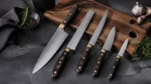 Knivsæt med kokkekniv, brødkniv, forskærerkniv, universalkniv og urtekniv