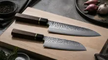 Japansk gyuto og santoku med lagdelt stål og ottekantede træskafter