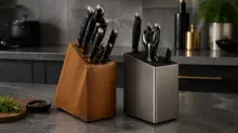 Knive opbevaret i en træblok og en universalblok i et moderne køkken